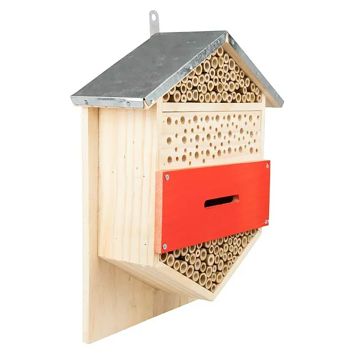 Windhager Insektenhotel Hexagon - L x B x H: 33,5 x 28 x 10 cm, Holz - Ein Insektenhotel mit Röhren, Löchern und einem roten Kasten zum Beobachten der Insekten.