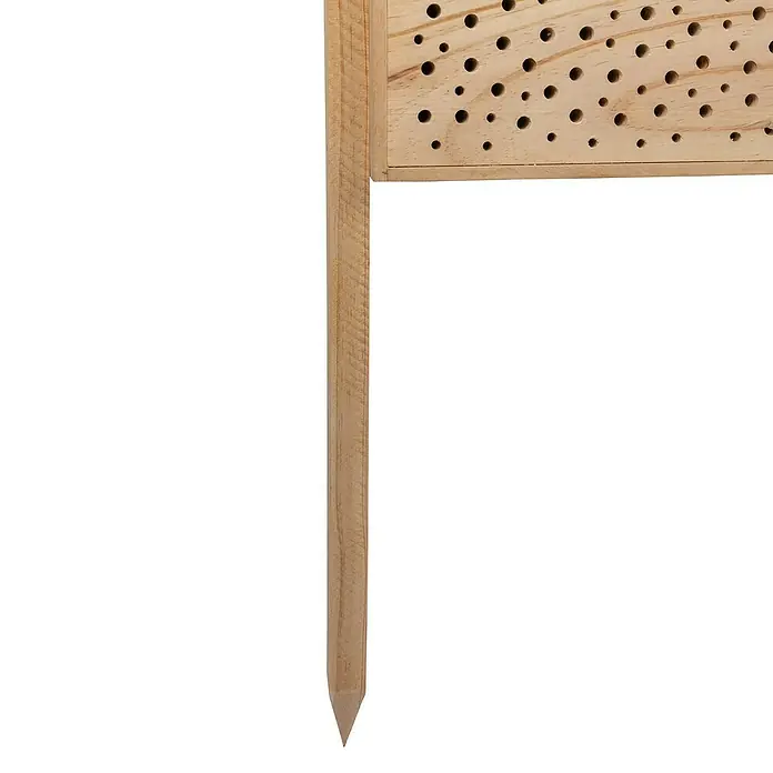 Windhager Insektenhotel High Rise - L x B x H: 80 x 50 x 12 cm, Holz - Nahaufnahme einer hölzernen Insektenhotel-Konstruktion mit einer Bein- und Erdspießbefestigung. Die Unterkunft hat viele Löcher für Insekten.