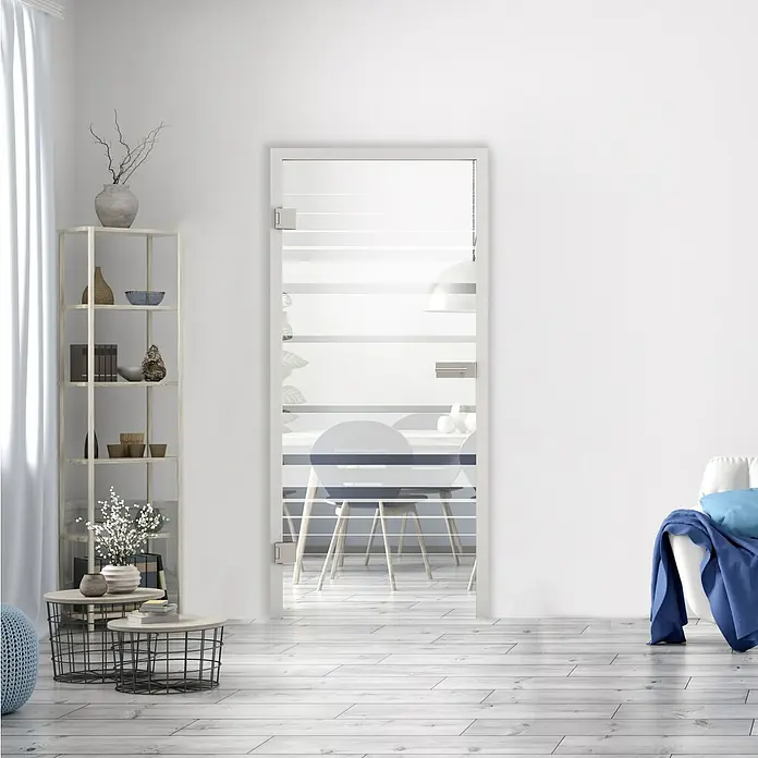 Diamond Doors Glasdrehtür Lines Flowing - 834 x 1.972 mm, DIN Links, Einscheibensicherheitsglas (ESG) - Bild einer modernen, weißen Glasschiebetür mit horizontalen Streifen in einem hellen Raum.