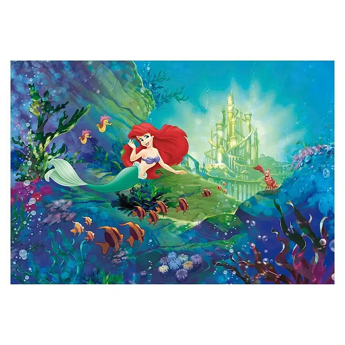 Komar Disney Edition 4 Fototapete Ariel´s Castle8 -tlg., B x H: 368 x 254 cm, Papier - Unterwasserwelt-Szene mit Arielle, der kleinen Meerjungfrau, Fischen, Korallen und ihrem Schloss im Hintergrund, eine farbenfrohe, animierte Szene.