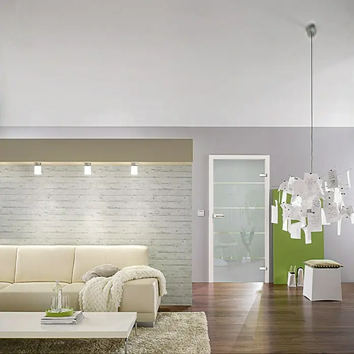 Diamond Doors Glasdrehtür Lines Positiv - 959 x 1.972 mm, DIN Rechts, Einscheibensicherheitsglas (ESG) - Wohnzimmer mit moderner, rahmenloser Glastür, die für ein helles und offenes Ambiente sorgt.