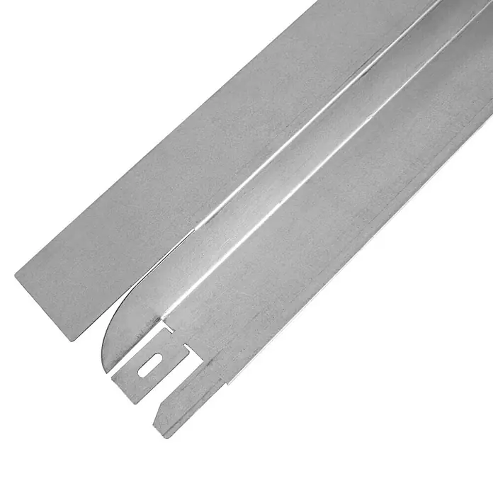 Windhager Rasenkante Easycut - L x B x H: 80 x 0,4 x 11 cm, Stahl, Verzinkt - Detailaufnahme einer glänzenden, silberfarbenen Grillabdeckung aus Metall, die robust und hitzebeständig ist.