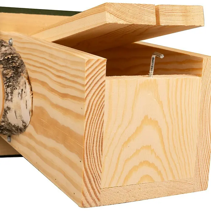 Windhager Nistkasten Mountain Lodge - 17 x 14 x 26 cm, Hellbraun/Grün, Holz - Detailaufnahme eines hölzernen Nistkastens mit geöffnetem Deckel, Schraube und Baumrinde als Dekoration. Ideal für Gartenvögel.