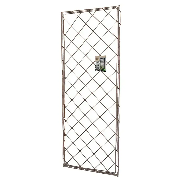 Windhager Rankgitter Weide Rechteck - B x H: 55 x 150 cm, Rechteckig, Holz - Hier ist ein braunes Weidentor mit einem dekorativen Rautenmuster und einem kleinen Informationsschild in der Mitte des Produkts.