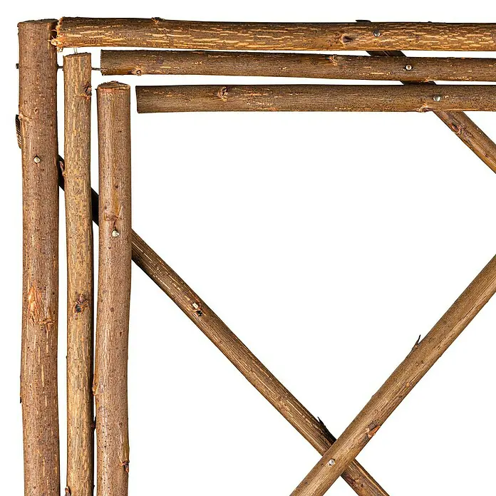 Windhager Rankgitter Weide Rechteck - B x H: 55 x 150 cm, Rechteckig, Holz - Nahaufnahme eines rustikalen Rankgitters aus naturbelassenen Ästen. Das dekorative Element besteht aus grob bearbeiteten Holzstreben.