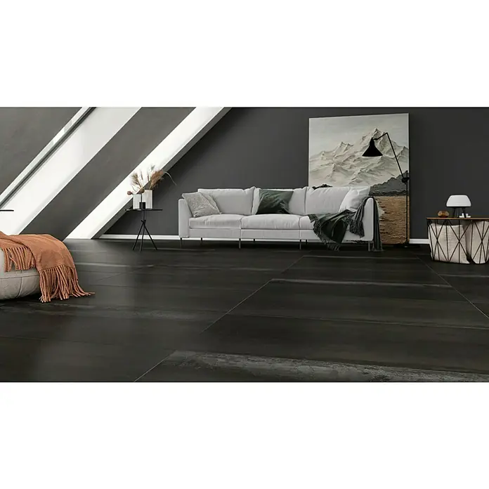 Oxyd Bodenfliese - 60 cm x 120 cm x 9 mm, Schwarz, Schimmernd, Rektifiziert - Innenaufnahme eines Zimmers mit großformatigen dunklen Bodenfliesen, die das moderne und elegante Design unterstreichen.