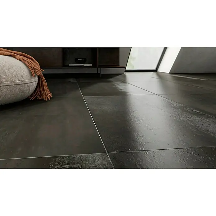 Oxyd Bodenfliese - 60 cm x 120 cm x 9 mm, Schwarz, Schimmernd, Rektifiziert - Nahaufnahme von dunklen Bodenfliesen im Innenbereich, die eine moderne und elegante Atmosphäre schaffen. Die Fliesen reflektieren das Licht stilvoll.