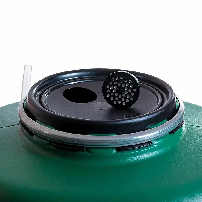 Garantia Basic Line Regentonne - 500 l, Grün - Nahaufnahme eines grünen Regentonnen-Deckels mit schwarzer Abdeckung und Sieb für die Wasserfilterung.