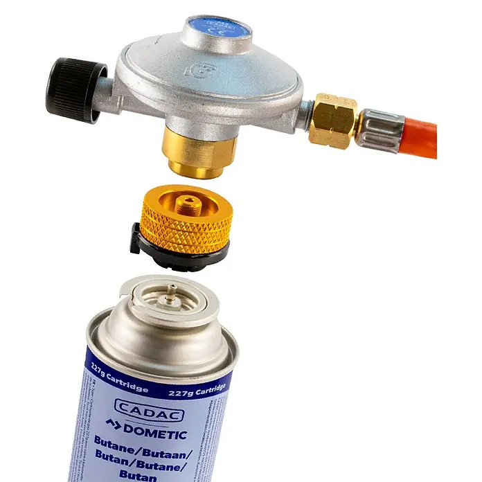 Cadac Gaskartuschen-Adapter - Gaskartuschen mit Bajonettanschluss - Nahaufnahme eines CADAC-Gaskartuschen-Reglers und einer Gaskartusche, die für den Gebrauch im Freien bestimmt sind.