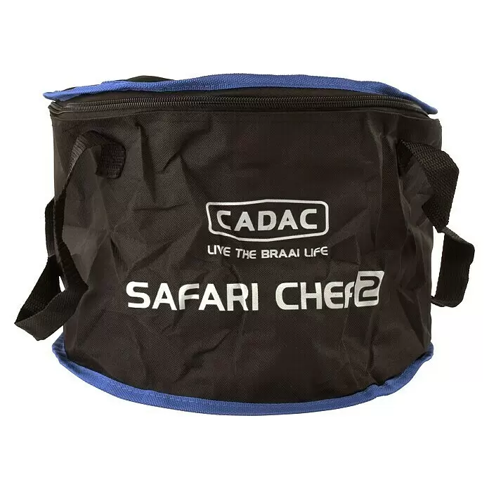 Cadac Gasgrill Safari Chef 30 Lite HP - Durchmesser Grillfläche: 28 cm, 1,8 kW, Anzahl Brenner: 1 Stk. - Schwarze Stofftragetasche mit blauem Rand und Griffen, mit 'CADAC LIVE THE BRAAI LIFE SAFARI CHEF 2' Aufdruck.