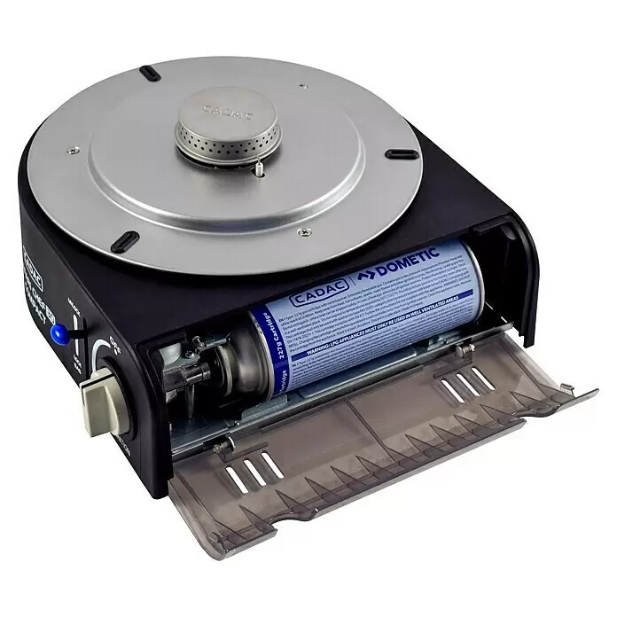 Cadac Gasgrill Safari Chef 30 Compact Lite - Durchmesser Grillfläche: 30 cm, 1,6 kW, Anzahl Brenner: 1 Stk. - Schwarzer und silberner tragbarer Gaskocher mit geöffnetem Fach, das eine blaue Gaskartusche zeigt. Ein Bedienknopf ist an der Seite sichtbar.