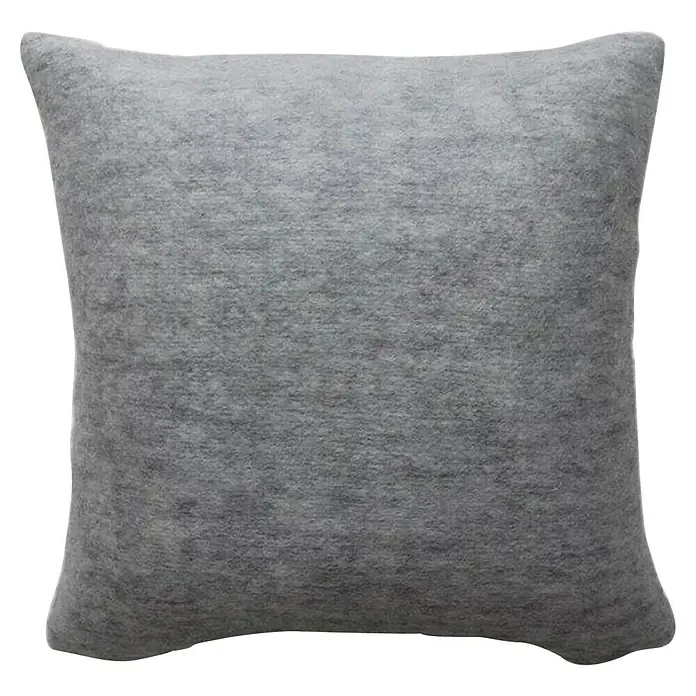 Kissen Cozy - Grau, 45 x 45 cm, 65 % Acryl, 25 % Polyester, 10 % Wolle - Nahaufnahme eines grauen quadratischen Kissens mit subtiler Textur, ideal für moderne Wohnräume und gemütliche Akzente.