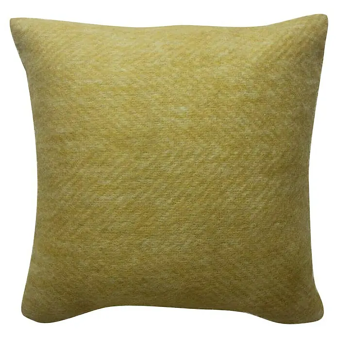 Kissen Cozy - Ocker, 45 x 45 cm, 65 % Acryl, 25 % Polyester, 10 % Wolle - Ein quadratisches Zierkissen in einem sanften Gelbton mit einem dezenten Fischgrätmuster, das jedem Raum Wärme und Gemütlichkeit verleiht.