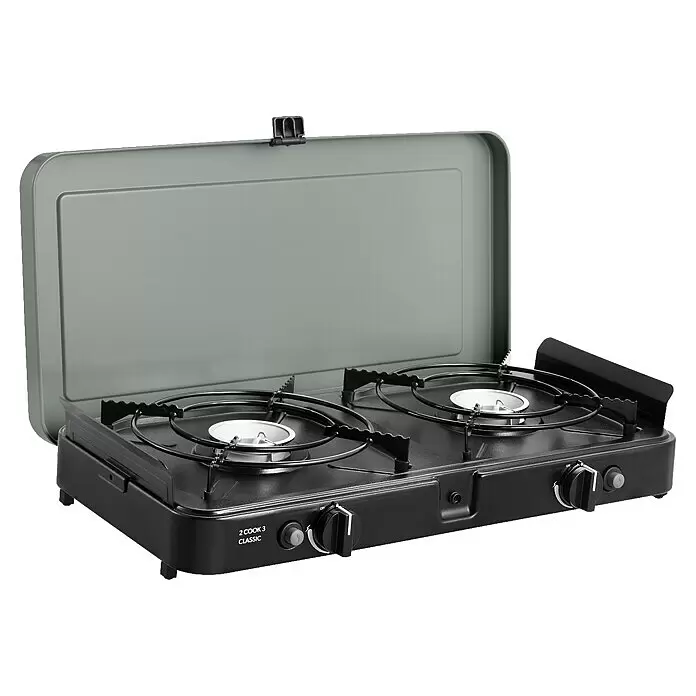Cadac Gaskochfeld 2 Cook 3 Classic Stove - 4,4 kW, L x B x H: 33 x 55 x 9 cm, 50 mbar - Schwarzer tragbarer Zweiflammen-Gaskocher mit offener grauer Abdeckung und Bedienknöpfen an der Vorderseite.