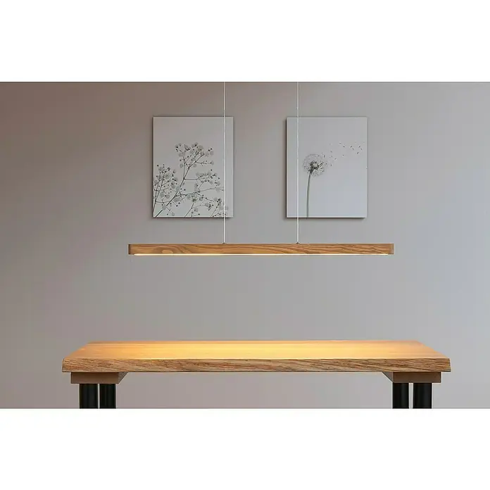 Britop Lighting Pendelleuchte Forestier - 12 W, LED, L x B x H: 900 x 60 x 1.100 mm, Braun - Eine moderne Holzbalken-Pendelleuchte hängt über einem passenden Holztisch, wodurch ein warmes und einladendes Ambiente entsteht.