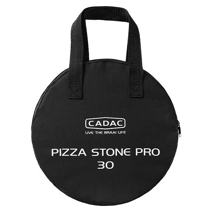 Cadac Pizzastein - Durchmesser: 25 cm, Cordierit - Schwarze runde Stoff-Tragetasche mit zwei Griffen und Reißverschluss, mit CADAC-Logo und „Pizza Stone Pro 30“-Schriftzug.