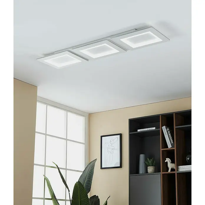 Eglo LED-Deckenleuchte Padrogiano - L x B x H: 1.200 x 300 x 50 mm, Kaltweiß, Kunststoff, Dimmbar - Elegante Deckenleuchte mit drei quadratischen LED-Panels in einem modernen Wohnraum. Helle und stilvolle Beleuchtung für Ihr Zuhause.