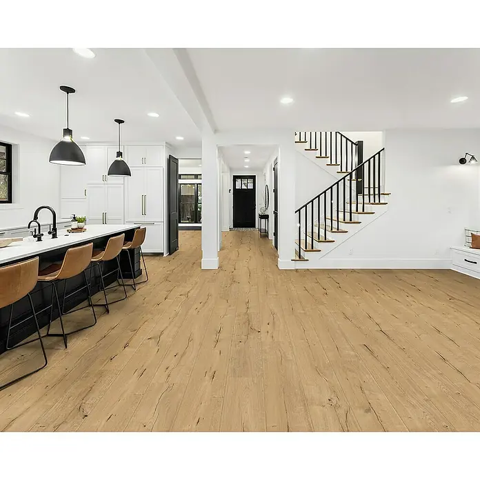 Krono Original Laminatmuster Organic Veneer Parquet Wildeiche braun - 297 x 244 x 8,5 mm, Landhausdiele, Wildeiche braun - Helles Wohnzimmer mit Holzboden, das eine einladende und warme Atmosphäre schafft. Die Holzböden sind ein Blickfang und verleihen dem Raum Eleganz.