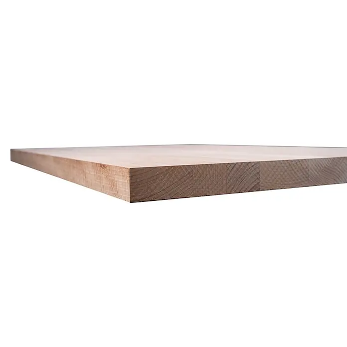 Leimholzplatte Treppenstufe - Buche, Qualitätsstufe Leimholzplatte: A/B, 1.000 x 650 x 40 mm - Nahaufnahme einer hellen Holzplatte mit deutlicher Maserung auf schwarzem Hintergrund. Ideal für Arbeitsplatten oder Möbel.