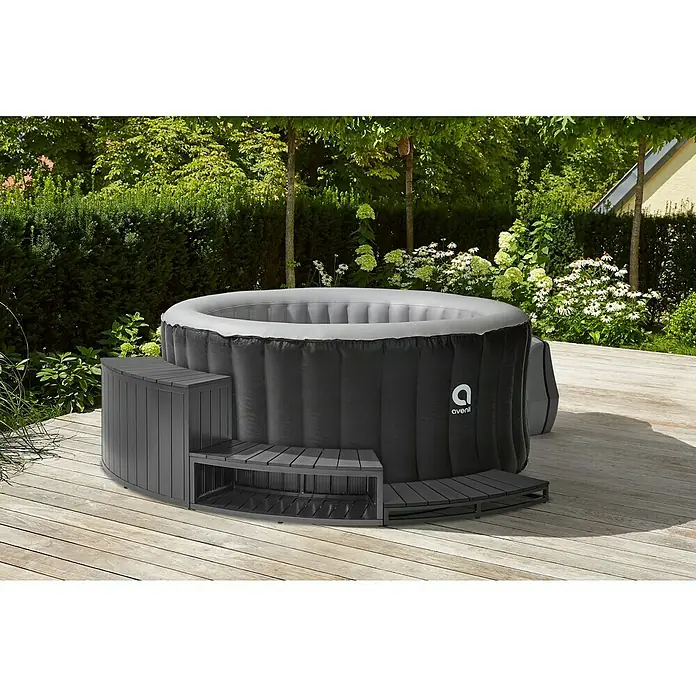 Malibu Whirlpool-Umrandung Set - Anthrazit, 3 -tlg. - Ein grauer Avenli-Whirlpool mit passenden grauen Holzstufen steht auf einer Holzterrasse im Freien.