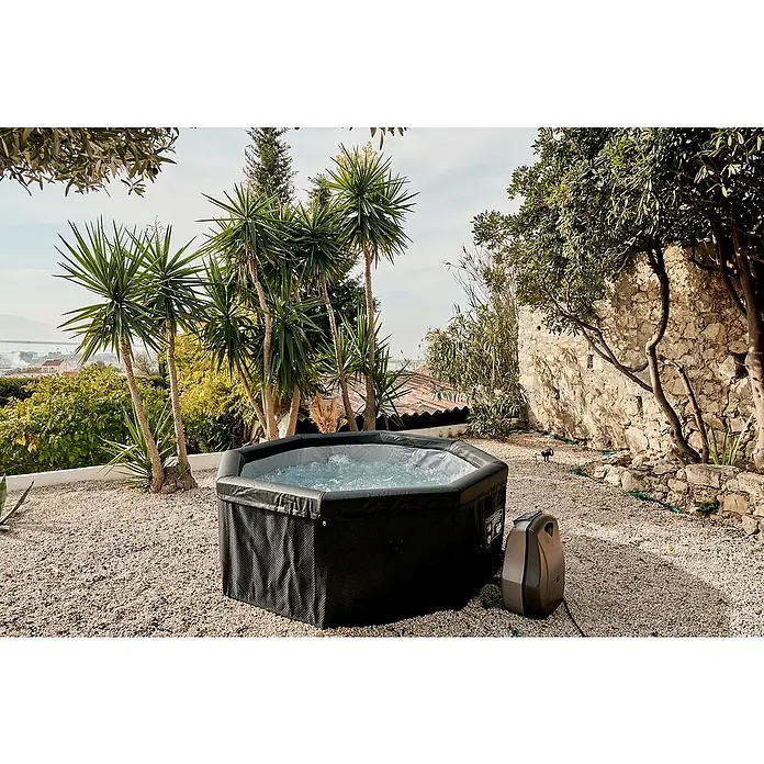NetSpa Mobil-Whirlpool Octopus - Ø x H: 193 x 73 cm, Schwarz/Weiß, 1.000 l - Entspannen Sie im aufblasbaren Whirlpool mit kristallklarem Wasser, umgeben von üppiger Natur und strahlendem Sonnenschein.