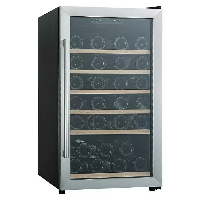 PKM Weinkühlschrank WKS52-2 - L x B x H: 57,5 x 48 x 85,5 cm, Silber - Weinkühlschrank aus Edelstahl mit Glastür und Holzregalen, gefüllt mit mehreren Weinflaschen.