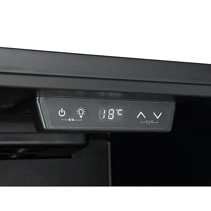 PKM Weinkühlschrank WKS52-2 - L x B x H: 57,5 x 48 x 85,5 cm, Silber - Nahaufnahme des Bedienfelds eines Produkts mit digitaler Anzeige, Einschalttaste, Lichtsteuerung und Temperaturanzeige.