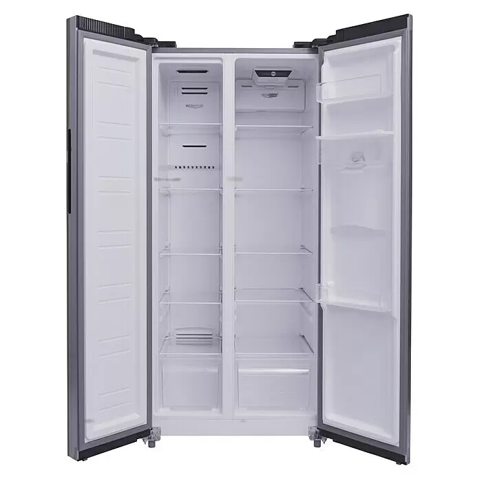 PKM Kühl-Gefrierkombination SBS436NFWDIX - Nutzinhalt Gesamt: 450 l, 71,3 x 78 x 173,5 cm, Inxo-Design - Silberner Side-by-Side-Kühlschrank mit geöffneten Türen, zeigt leeres Interieur mit Regalen und Schubladen.
