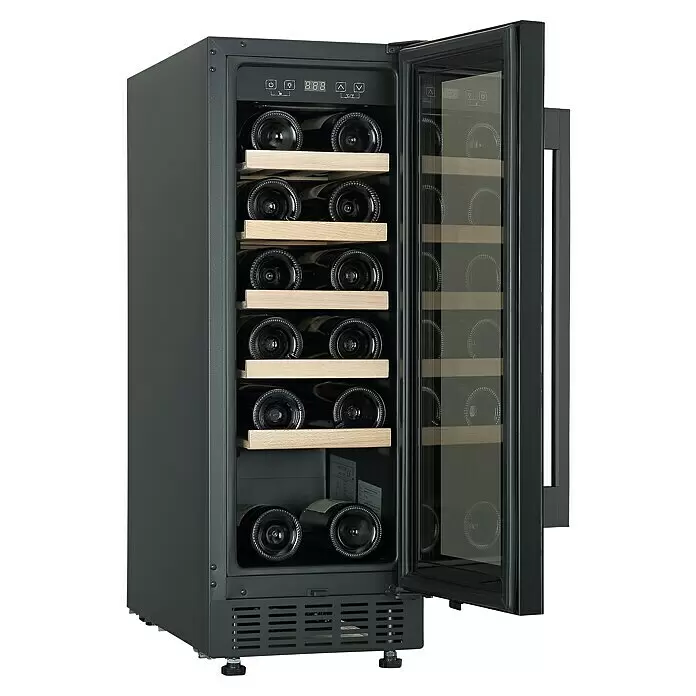 PKM Weinkühlschrank UWTS56-20G - L x B x H: 57 x 29,5 x 82 cm, Schwarz - Schwarzer Weinkühlschrank mit offener Glastür, zeigt Holzregale voller Weinflaschen und ein digitales Bedienfeld.