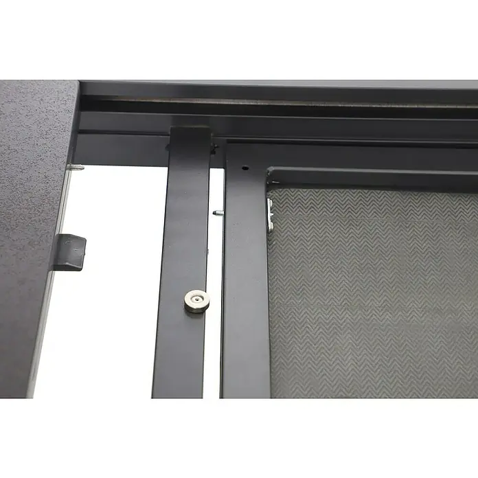 Sunfun Maja Mesa de jardín - L x An x Al: 300 x 100 x 74 cm, Fairstone, Extensible, Antracita - Primer plano de una ventana de metal gris con herrajes y un panel textil, que combina diseño moderno con funcionalidad.