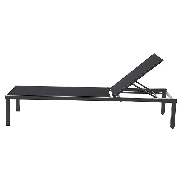 Sunfun Maja Gartenliege Design - Metall, Anthrazit, Rückenlehne verstellbar - Eine seitliche Ansicht einer verstellbaren, grauen Sonnenliege für den Außenbereich mit einem schlanken, modernen Design auf schwarzem Hintergrund.