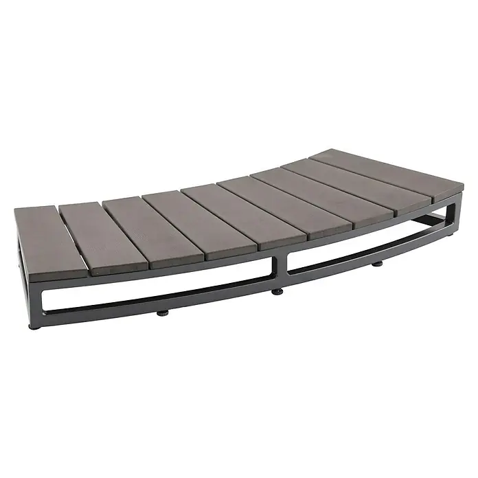 Malibu Whirlpool-Umrandung - B x T x H: 85 x 35 x 10 cm, Anthrazit - Eine gebogene Gartenbank aus grauem Holzlatten auf einem schwarzen Metallgestell. Ideal für Entspannung im Freien.