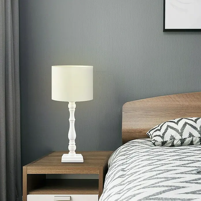 Home Sweet Home Lampenfuß Woodi - 40 W, Farbe: Vintage Weiß, Höhe: 38 cm, Eckig - Elegante Nachttischlampe mit weißem Lampenschirm auf einem Beistelltisch im Schlafzimmer. Die Lampe sorgt für warmes Licht und eine gemütliche Atmosphäre.