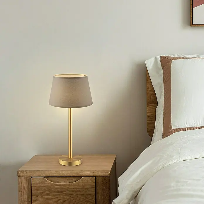 Home Sweet Home Lampenfuß Stick - 40 W, Farbe: Messing, Höhe: 39 cm - Elegante Nachttischlampe mit einem schlichten, beigefarbenen Lampenschirm und einem goldenen Lampenfuß, die ein warmes Licht spendet.