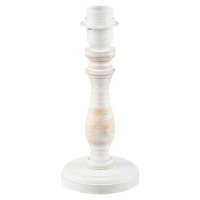 Home Sweet Home Lampenfuß Femme - 40 W, Farbe: Vintage Weiß, Höhe: 27 cm - Nahaufnahme einer Tischleuchte mit weiß gestrichenem Holzfuß und einer Fassung für eine Glühbirne. Die Lampe hat eine rustikale, dekorative Optik.