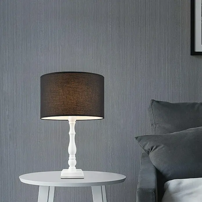 Home Sweet Home Lampenfuß Woodi - 40 W, Farbe: Weiß, Höhe: 38 cm, Eckig - Elegante Nachttischlampe mit schwarzem Schirm und weißem Fuß, die ein warmes Licht spendet und eine gemütliche Atmosphäre schafft.