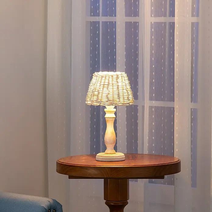Home Sweet Home Lampenfuß Femme - 40 W, Farbe: Vintage Weiß, Höhe: 27 cm - Diese Tischlampe mit Rattanschirm und Holzfuß spendet warmes Licht und sorgt für eine gemütliche Atmosphäre im Raum.