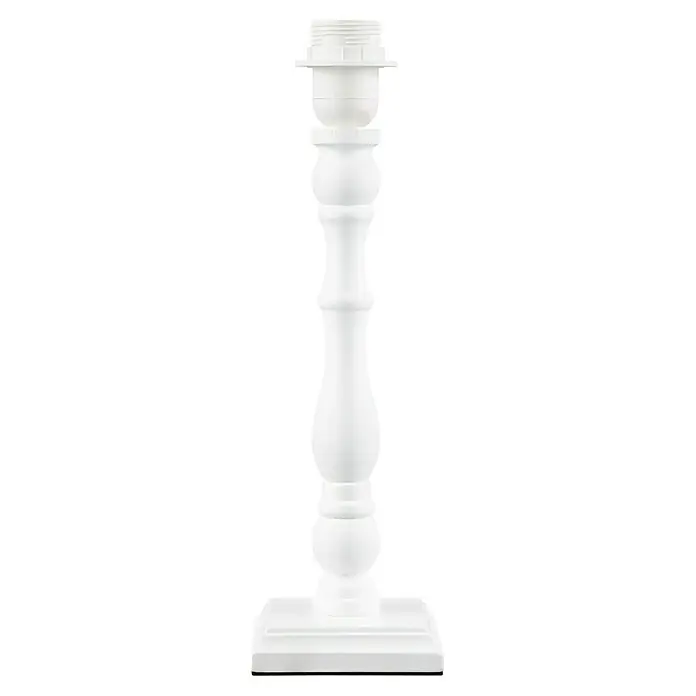 Home Sweet Home Lampenfuß Woodi - 40 W, Farbe: Weiß, Höhe: 38 cm, Eckig - Eine Nahaufnahme einer weißen, traditionell gestalteten Tischleuchte mit einem quadratischen Sockel und einem Lampensockel.