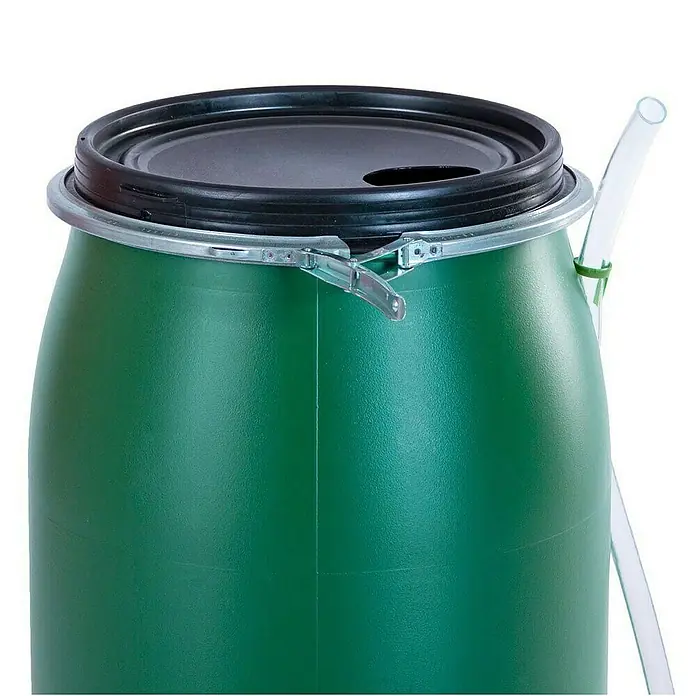 Regentonne - 150 l, Grün, 1 Stk. - Nahaufnahme einer grünen Regentonne mit schwarzem Deckel und transparentem Schlauch, ideal für die Gartenbewässerung und Regenwassernutzung.