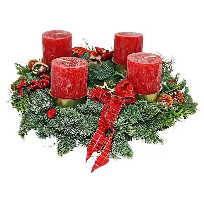 Piardino Adventsgesteck - Rund gebunden - Ein Adventskranz mit vier roten Kerzen, grünen Tannenzweigen, einer rot karierten Schleife, roten Beeren, goldenen Kugeln und Tannenzapfen.
