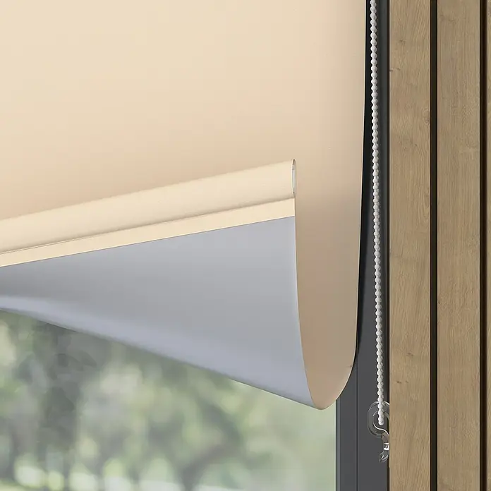 Expo Ambiente Rollo Mini - B x H: 120 x 150 cm, Creme, Uni, Verdunkelnd - Nahaufnahme einer beigen Doppelrollgardine mit Kettenzug und Blick aus dem Fenster.