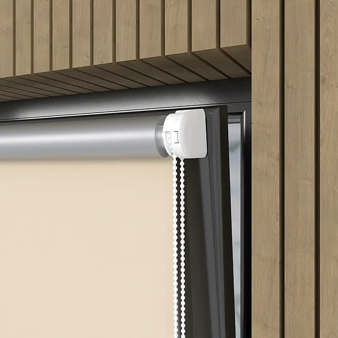 Expo Ambiente Rollo Mini - B x H: 120 x 150 cm, Creme, Uni, Verdunkelnd - Nahaufnahme einer Rolljalousie mit Zugmechanismus und beiger Stoffbahn vor einem Fenster mit Holzverkleidung.