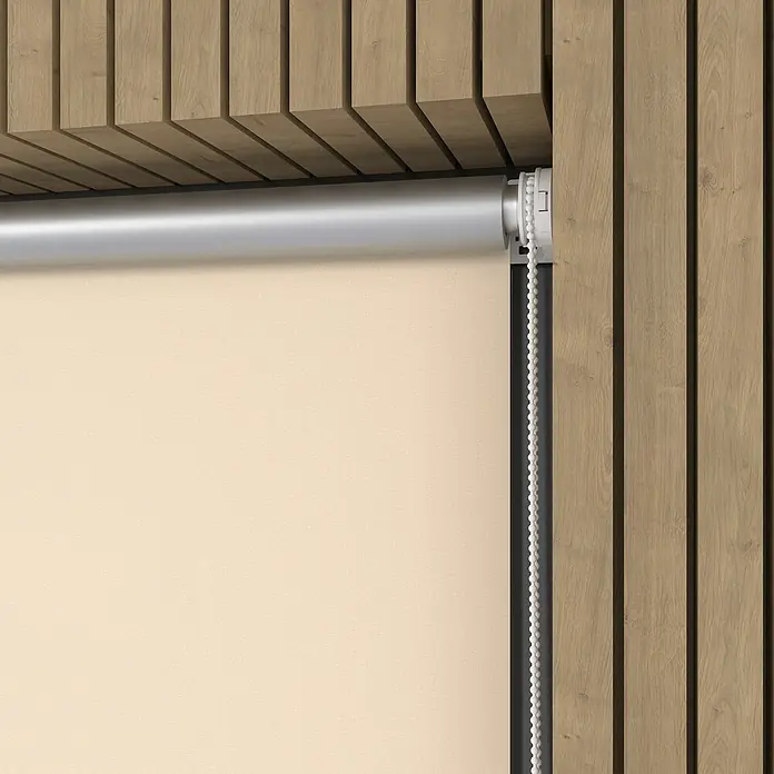 Expo Ambiente Rollo Mini - B x H: 120 x 150 cm, Creme, Uni, Verdunkelnd - Nahaufnahme einer beigen Rollmarkise mit einer Perlenkette, die an einer Holzwand befestigt ist, die für ein modernes Innendesign sorgt.