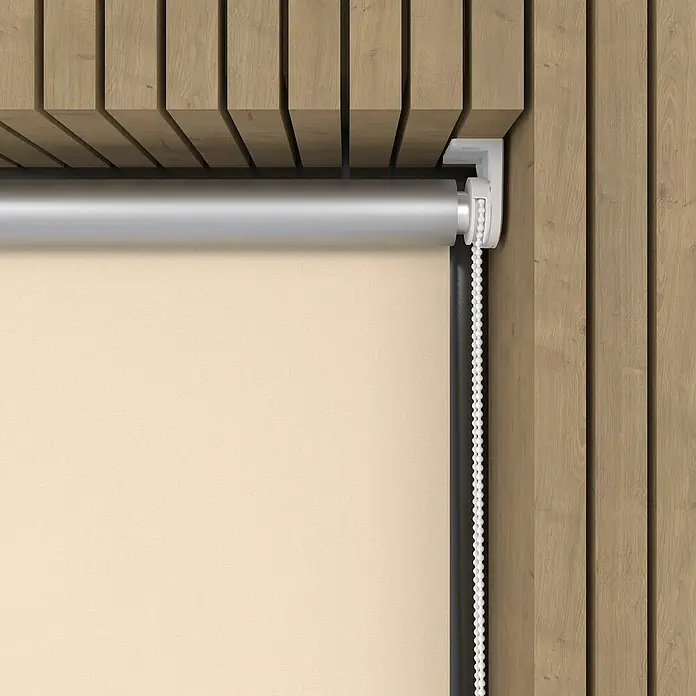 Expo Ambiente Rollo Mini - B x H: 120 x 150 cm, Creme, Uni, Verdunkelnd - Nahaufnahme einer Rollo-Jalousie mit Kettenzug in einem modern gestalteten Raum, der Funktionalität und Ästhetik vereint.