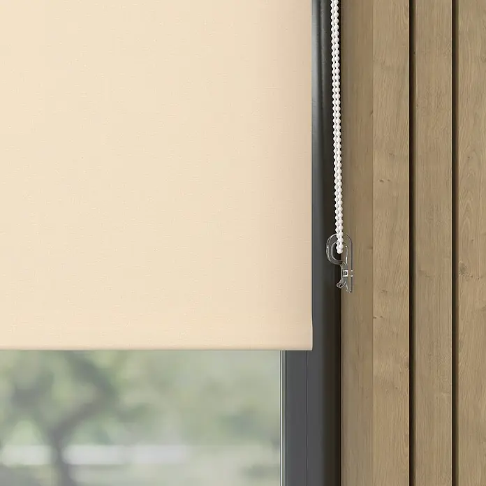 Expo Ambiente Rollo Mini - B x H: 120 x 150 cm, Creme, Uni, Verdunkelnd - Nahaufnahme einer beigen Rollo, die teilweise heruntergelassen ist, mit einer Schnur und einem Stopper.