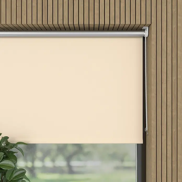 Expo Ambiente Rollo Mini - B x H: 120 x 150 cm, Creme, Uni, Verdunkelnd - Nahaufnahme einer beigen Rollgardine, die an einer Fensteröffnung mit Holzpaneelen angebracht ist, und die Lichtsteuerung und Privatsphäre bietet.