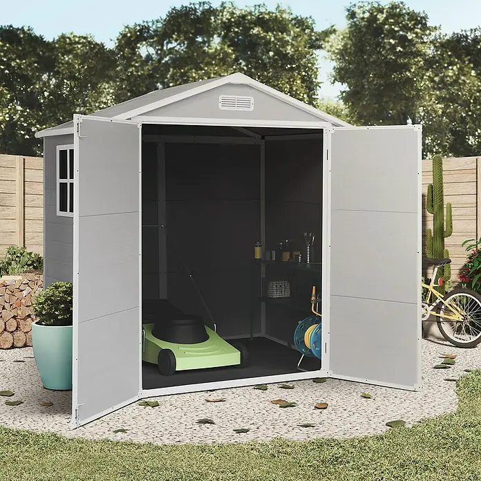 The Space Plus Gerätehaus One 2.56 - Außenmaß inkl. Dachüberstand (B x T): 181 x 134 cm, Kunststoff, Grundfläche: 2,39 m² - Gartenschuppen mit weit geöffneten Türen, Rasenmäher und Werkzeugregal im Inneren, umgeben von Gartenlandschaft.