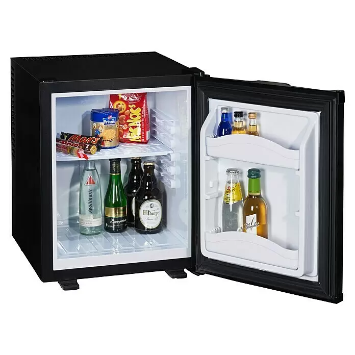 PKM Vollraumkühlschrank MC35E - Nutzinhalt Gesamt: 32 l, 46 x 38,5 x 48,5 cm, Schwarz - Schwarzer Minikühlschrank mit offener Tür, gefüllt mit Snacks und Getränken auf weißen Ablagen.