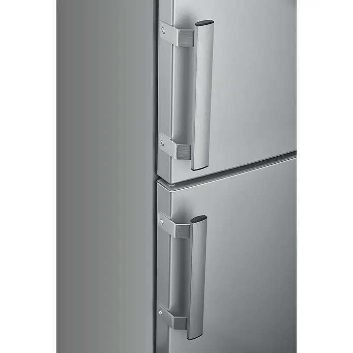 Wolkenstein Kühl-Gefrierkombination KGK180E - Nutzinhalt Gesamt: 262 l, 56 x 55 x 180 cm, Inxo-Design - Nahaufnahme eines Kühlschranks aus Edelstahl mit Griffen. Das moderne Design des Kühlschranks verleiht jeder Küche einen Hauch von Eleganz.