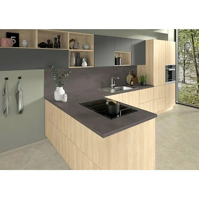 CUCINE Küchenarbeitsplatte nach Maß - Onyx anthrazit, Stärke: 3,8 cm, Breite: 63,5 cm - Moderne Küche mit Kochinsel, hellen Holzfronten und grauen Akzenten. Der Fokus liegt auf dem stilvollen Design und der Funktionalität.